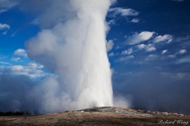 Old Faithful Geyser, Yellowstone National Park, Wyoming